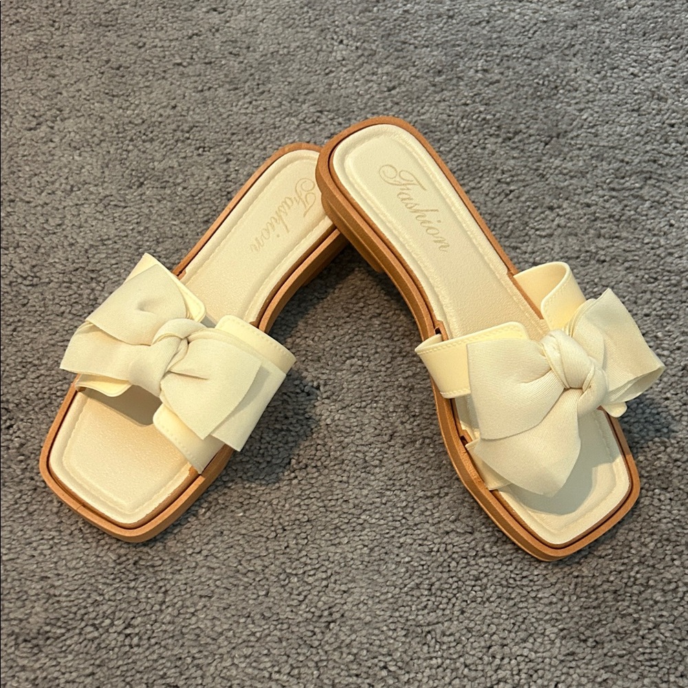 Cream Bow Slide Sandals
NWOT